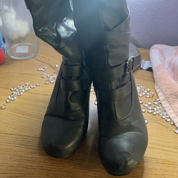 Boots - Picture 2 of 4